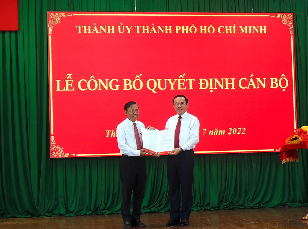 Bí thư Thành ủy TP.HCM Nguyễn Văn Nên (phải) trao quyết định phân công ông Nguyễn Hữu Hiệp (trái) làm Bí thư Thành ủy TP Thủ Đức. ẢNH: Q.HUY