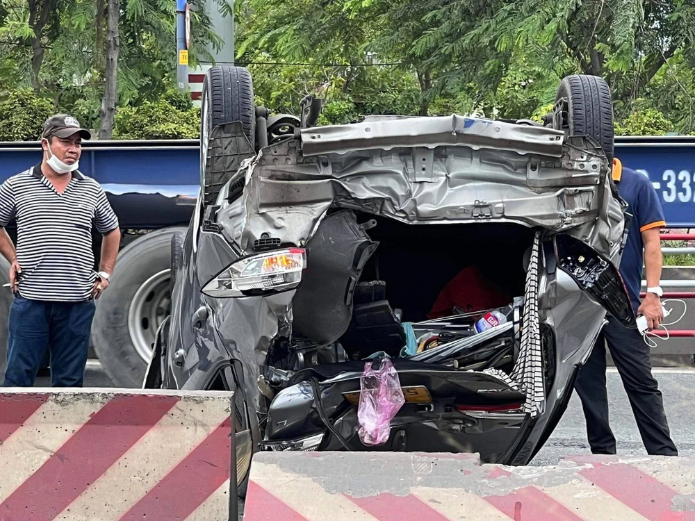 Xe ô tô bị biến dạng sau tai nạn. Ảnh: TS