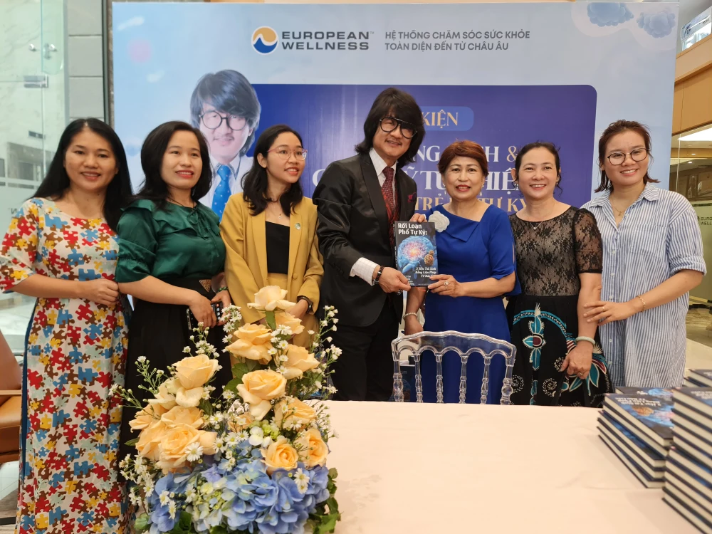 GS.TS Mike Chan (thứ tư từ trái sang) tặng sách “Rối loạn phổ tự kỷ: Y học tái sinh bằng liệu pháp tế bào gốc” cho các đại biểu. Ảnh: ĐT