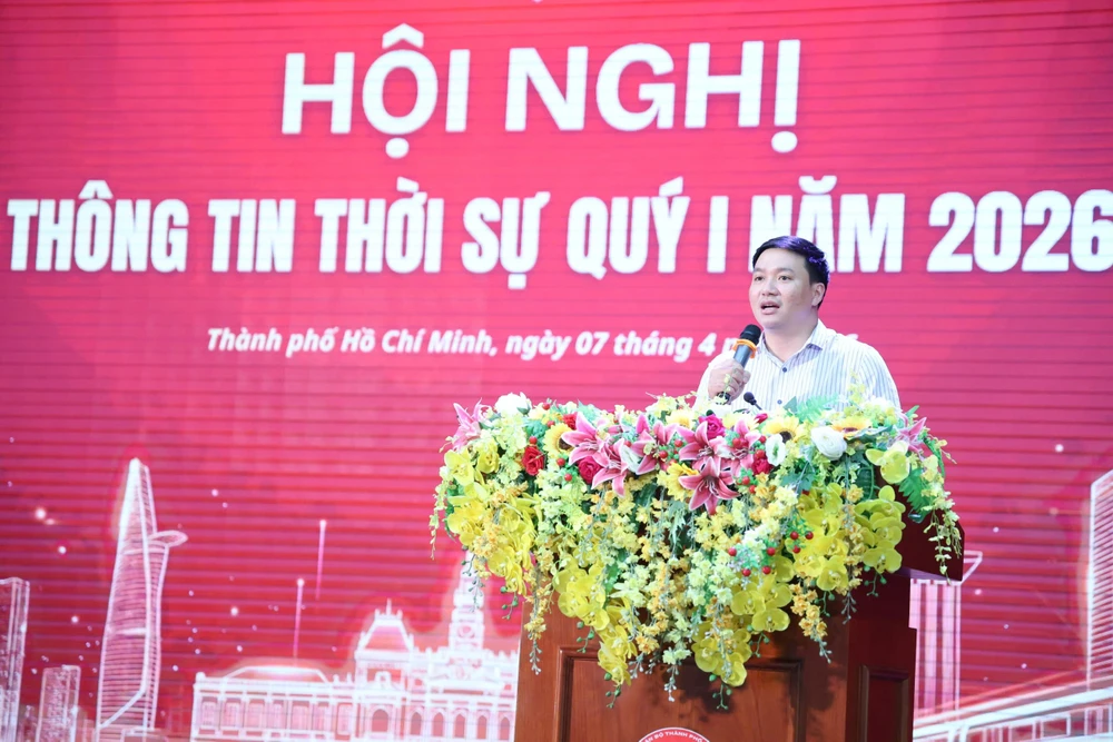 Ông Doãn Trường Quang, Trưởng Ban Tuyên giáo và Dân vận Đảng ủy UBND TP.HCM, triển khai một số nội dung tuyên truyền, giáo dục chính trị tư tưởng. Ảnh: LÊ THOA
