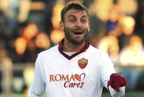 Cầu thủ người Italy De Rossi. hi-res-452750909-daniele-de-ro-4366-2325