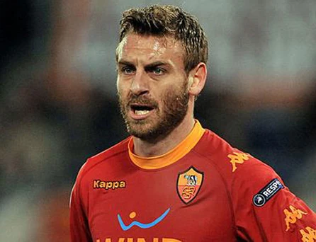 Còn đây là Daniele De Rossi trong màu áo AS Roma, anh giống cha như tạc