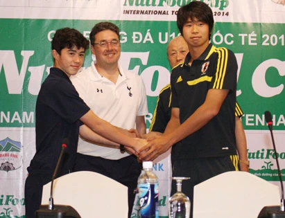 Còn đây là Daniele De Rossi trong màu áo AS Roma, anh giống cha như tạc