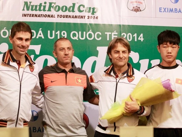 Thủ quân tuyển U19 Việt Nam lạnh lùng trước máy ảnh ảnh 2