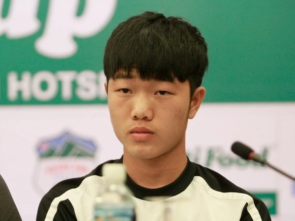 Thủ quân tuyển U19 Việt Nam lạnh lùng trước máy ảnh ảnh 1