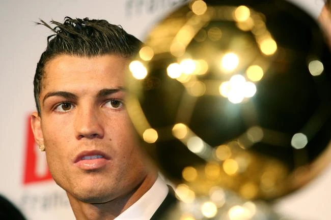 Ronaldo không “kiếm chác” được gì từ danh hiệu QBV ảnh 1