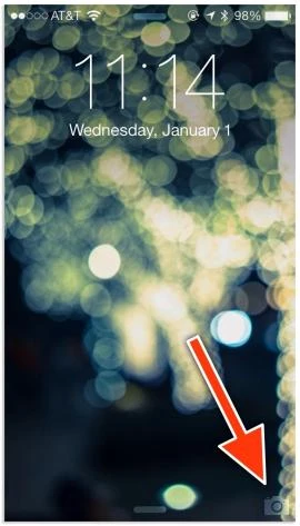 Chạm vào biểu tượng máy ảnh trên màn hình khóa để tắt đèn flash