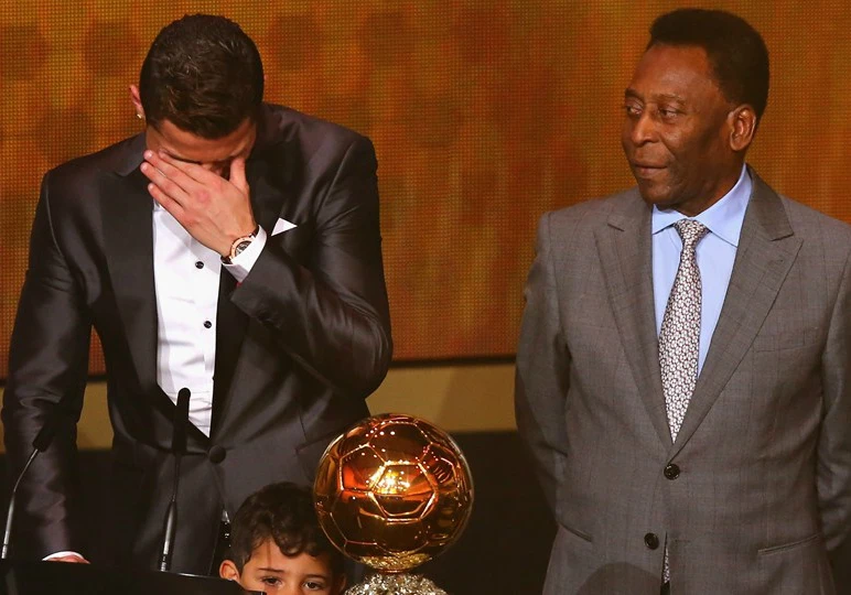 Hé lộ lí do khiến Cris Ronaldo bật khóc trong lễ trao giải ảnh 1