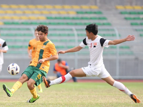 Văn Khánh (phải) chơi xuất sắctrong chiến thắng 5-1 của U19 Việt Nam trước U19 Australia (trái) tại vòng loại giải U19 châu Á 2014. 9W1B1421-9634-1390023361.jpg