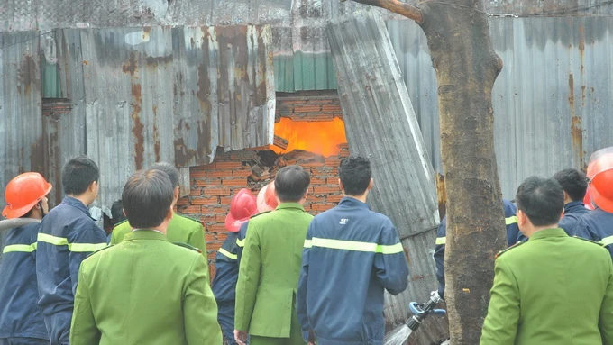 Kho hàng tết 4000 m2 cháy tan hoang giữa trưa Hà Nội ảnh 11 Kho hàng tết 4000 m2 cháy tan hoang giữa trưa Hà Nội ảnh 11