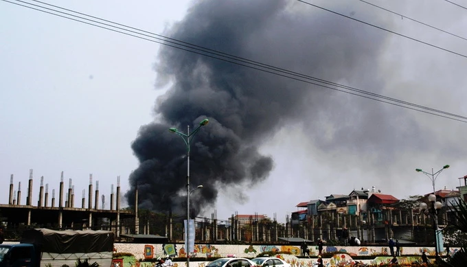 Kho hàng tết 4000 m2 cháy tan hoang giữa trưa Hà Nội ảnh 2 Kho hàng tết 4000 m2 cháy tan hoang giữa trưa Hà Nội ảnh 2