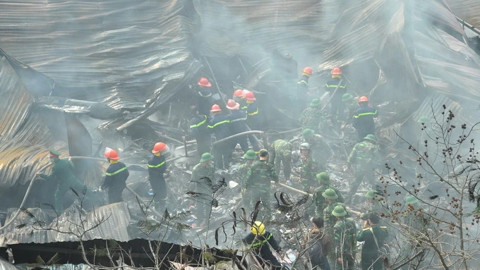 Kho hàng tết 4000 m2 cháy tan hoang giữa trưa Hà Nội ảnh 5 Kho hàng tết 4000 m2 cháy tan hoang giữa trưa Hà Nội ảnh 5