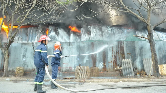 Kho hàng tết 4000 m2 cháy tan hoang giữa trưa Hà Nội ảnh 7 Kho hàng tết 4000 m2 cháy tan hoang giữa trưa Hà Nội ảnh 7
