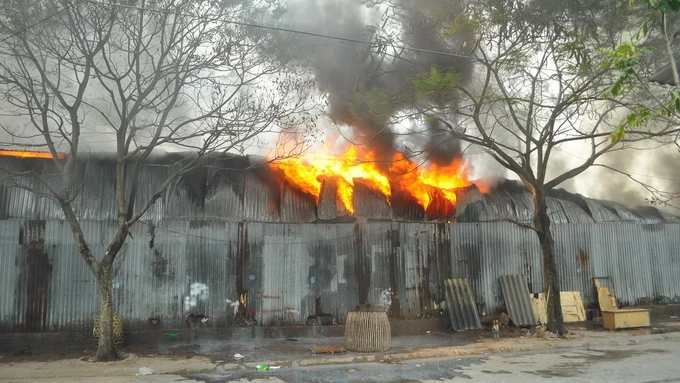 Kho hàng tết 4000 m2 cháy tan hoang giữa trưa Hà Nội ảnh 8 Kho hàng tết 4000 m2 cháy tan hoang giữa trưa Hà Nội ảnh 8