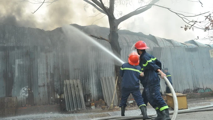 Kho hàng tết 4000 m2 cháy tan hoang giữa trưa Hà Nội ảnh 9 Kho hàng tết 4000 m2 cháy tan hoang giữa trưa Hà Nội ảnh 9