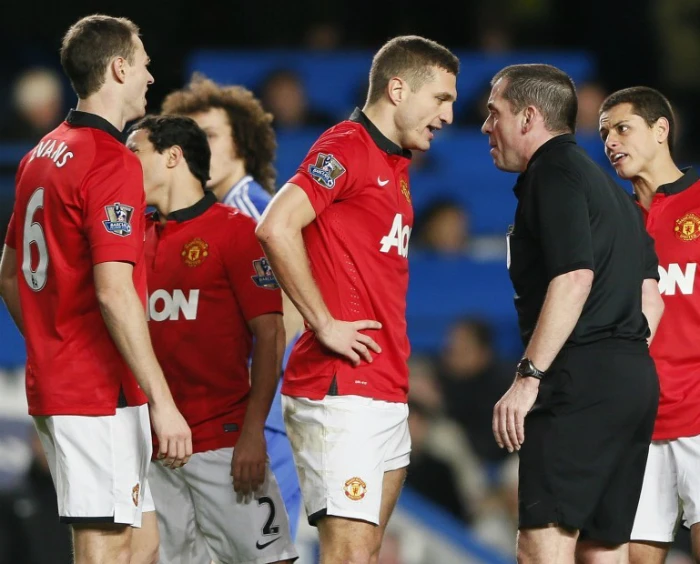 Bị Chelsea “bóp mũi”, Vidic ngậm ngùi gạch tên M.U ảnh 1