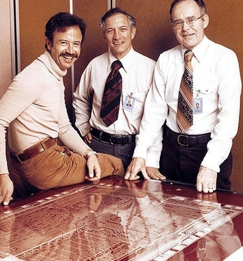 Andy Grove (trái) - người đầu tiên được Intel mời về - và hai nhà sáng lập Robert Noyce, Gordon Moore