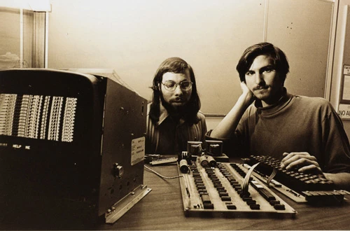 Steve Wozniak (trái) và Steve Jobs bên máy tính Apple I năm 1976