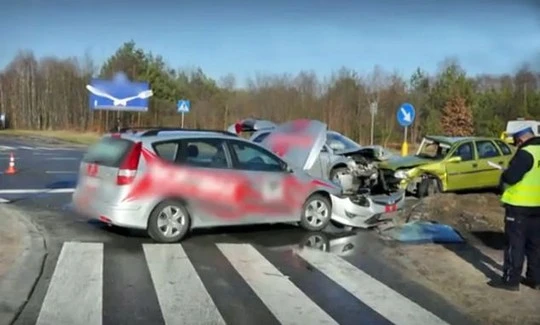 Cậu bé Juliusz 8 tuổi lái xe chở cha về nhà gây ra vụ tai nạn liên hoàn. Ảnh: Dailymail