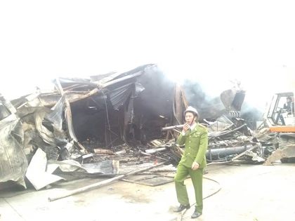 Chùm ảnh cháy kho nhà máy dệt tại Hà Đông ảnh 4 Chùm ảnh cháy kho nhà máy dệt tại Hà Đông ảnh 4