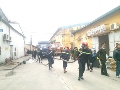 Chùm ảnh cháy kho nhà máy dệt tại Hà Đông ảnh 7 Chùm ảnh cháy kho nhà máy dệt tại Hà Đông ảnh 7