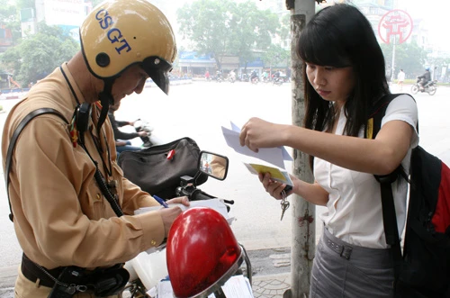 Trước đây Bộ Công an từng cho phép cảnh sát giao thông được viết biên lai xử phạt trực tiếp người vi phạm giao thông, sau đó vì phát sinh tiêu cực nên việc này bị dừng lại. Ảnh: Bá Đô