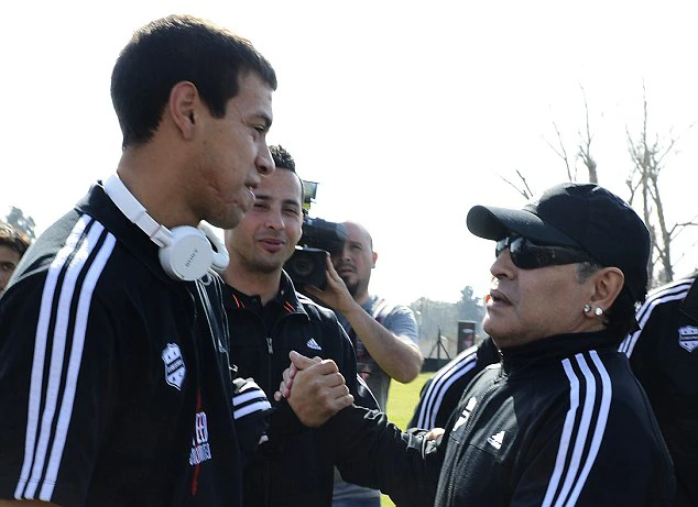 Maradona kí hợp đồng thi đấu ở tuổi 53 ảnh 1