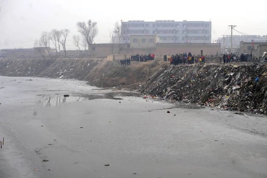 Sông Huệ Tể, nơi 6 đứa trẻ vong mạng vì chết đuối dưới lòng sông băng. Ảnh: Barcroft