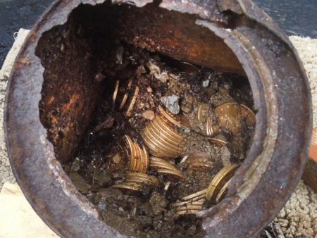 Một trong những hũ đồng tiền vàng cổ được phát hiện