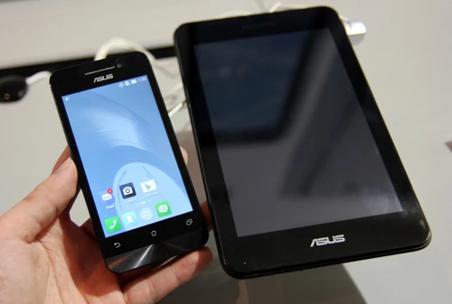 Bao gồm một điện thoạiAndroid màn hình 4inch 800 x480 pixel vàmột bộ đế có ngoại hình giống như một tablet với màn hình cảm ứng 7 inch 1.280 x 800 pixel. Bao gồm một điện thoạiAndroid màn hình 4,3 inch nhỏ gọn, độ phân giải 960 x 540 pixel, smột bộ đế có ngoại hình giống như một tablet với màn hình cảm ứng 7 inch độ phân giải 1.280 x 800 pixel.