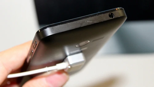 Sản phẩm có hai pin 1.200 mAh và 2.100 mAh. Asus-5-2166-1393387133.jpg