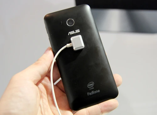 Camera 8 megapixel và camera trước 2 megapixel. PadFone Mini có 5 màu trắng, đen, đỏ, xanh, vàng. Asus-7-8344-1393387133.jpg