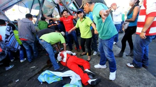 Một nhạc sĩ bị thương trong vụ sập cầu. Ảnh: AP