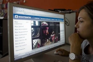 Một người dân Nga đang theo dõi thông tin trên mạng xã hội VKontakte. (Nguồn: rusbase.com)