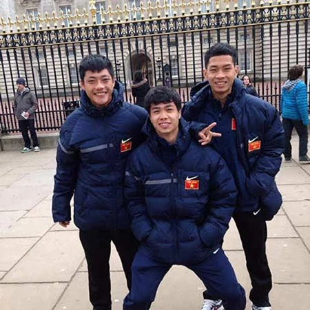 Các cầu thủ U19 Việt Nam tranh chủ chụp ảnh ở London