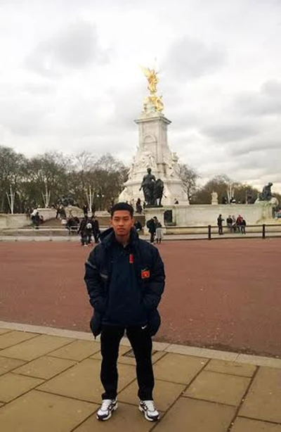 Toàn đội chụp ảnh lưu niệm ở trung tâm tập luyện CLB Arsenal