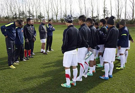 Toàn đội tập chiến thuật trên sân...