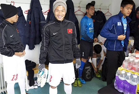 Toàn đội U19 Việt Nam trong phòng thay đồ