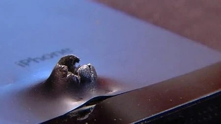 Cận cảnh lỗ thủng trên iPhone 5S gây ra do vụ nổ bom