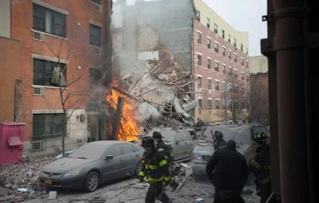 Tòa nhà bị cháy dữ dội sau vụ nổ