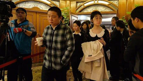 Người thân các hành khách Trung Quốc rời đi sau một cuộc họp với giới chức ở Bắc Kinh ngày 16/3.