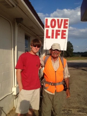 Một người chụp ảnh cùng Steve Fugate khi gặp ông trên đường