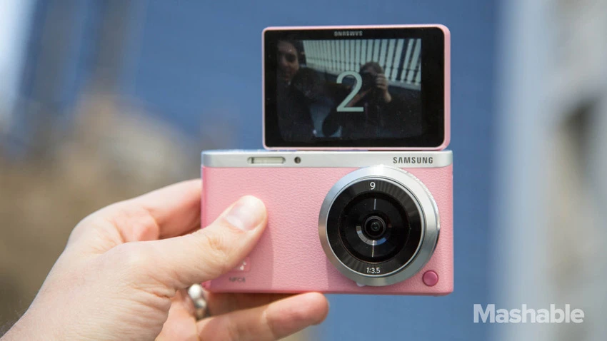 NX Mini có kích thước nhỏ gọn, đặc biệt phù hợp với những người thích chụp ảnh "tự sướng"