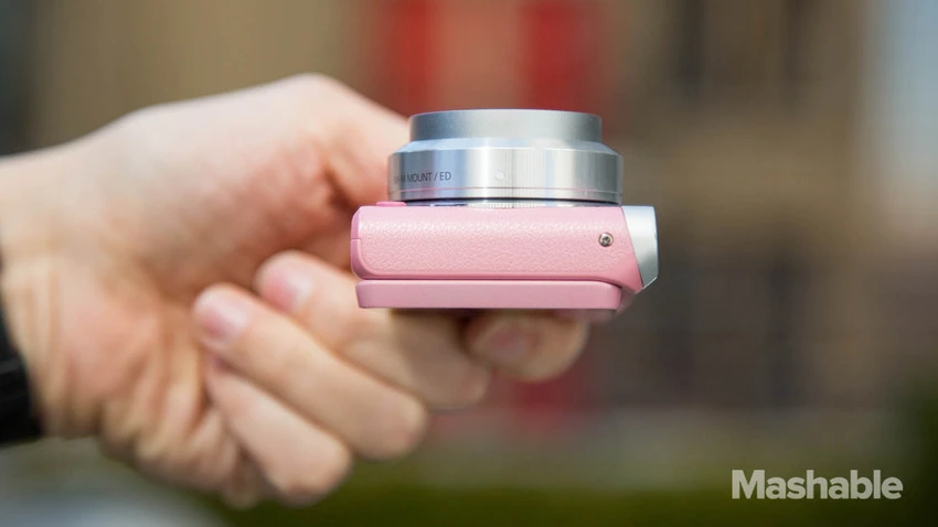 Cạnh trái không có nút bấm điều khiển nào.