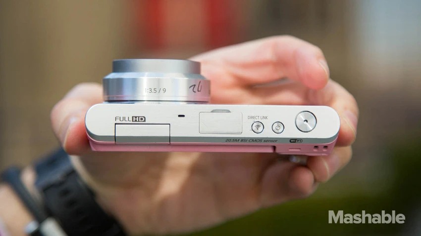 Cạnh trên máy ảnh là phím Wi-F, phím nguồn và nút bấm chụp ảnh.