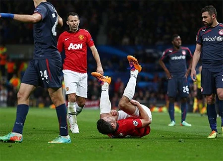 Sau va pha chạm với đối phương Van Persie lập tức ngã xuống đầy đau đớn