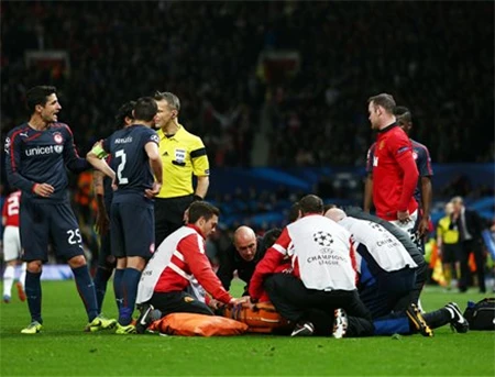 Cáng được đưa vào sân để đưa tiền đạo người Hà Lan rời sân