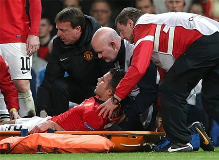 Van Persie được khênh ra khỏi sân