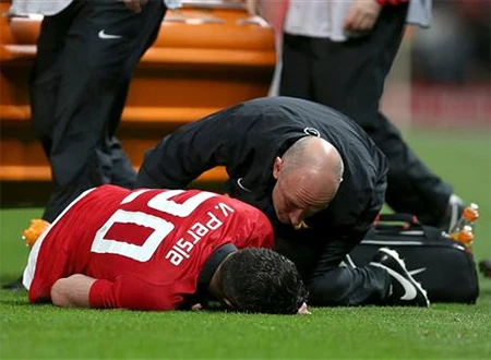 Nhân viên y tế vào sân, tuy nhiên Van Persie đã không thể đứng dậy