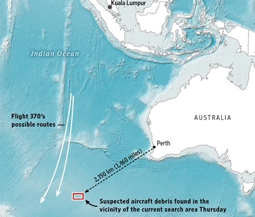 Khu vực phát hiện các vật thể được cho là có liên quan đến MH370 (hình chữ nhật viền đỏ) cách thành phố Perth của Australia khoảng 2.350 km về phía tây nam. Đồ họa: WSJ.